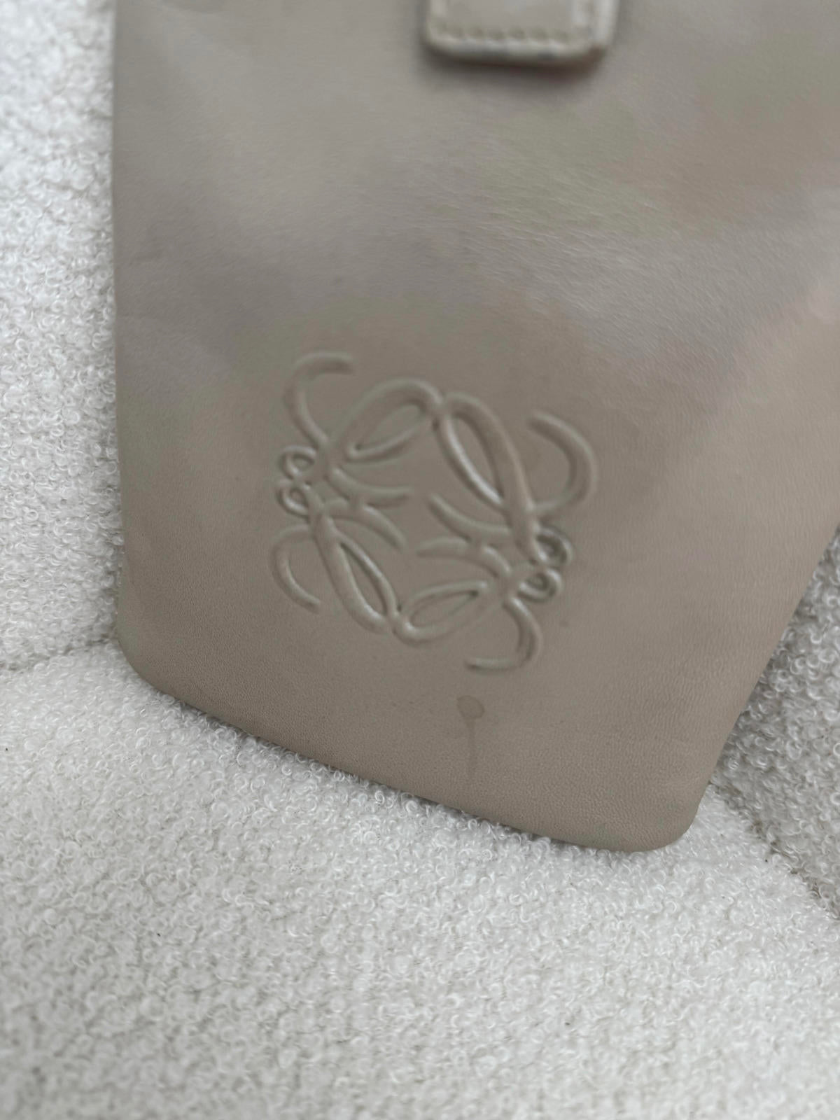 Loewe Phone Holder